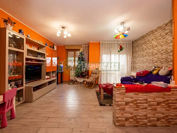 Appartamento trilocale in vendita in Via del Tigli, Rodano