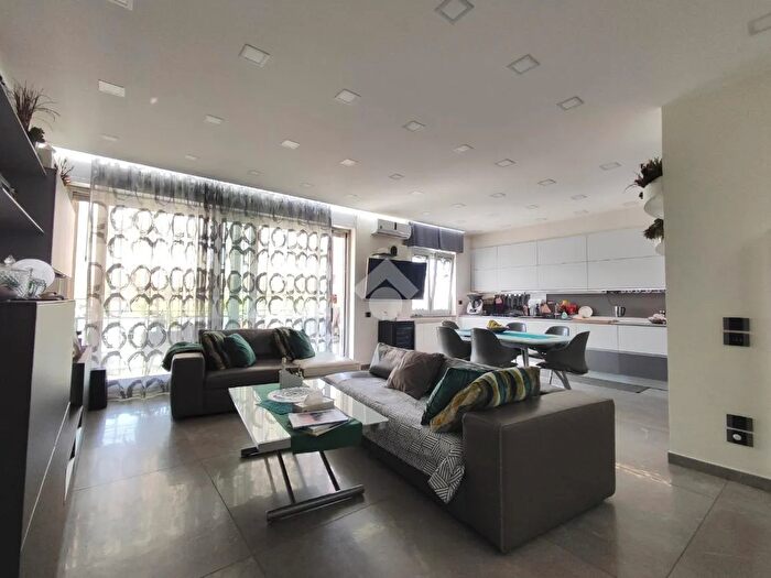 Appartamento con 6 locali in vendita in Via delle Palme, Melito Di Napoli