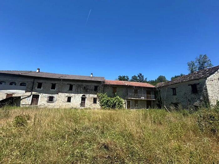 Casa con 5 locali in vendita in Frazione Lunetta, Mombarcaro