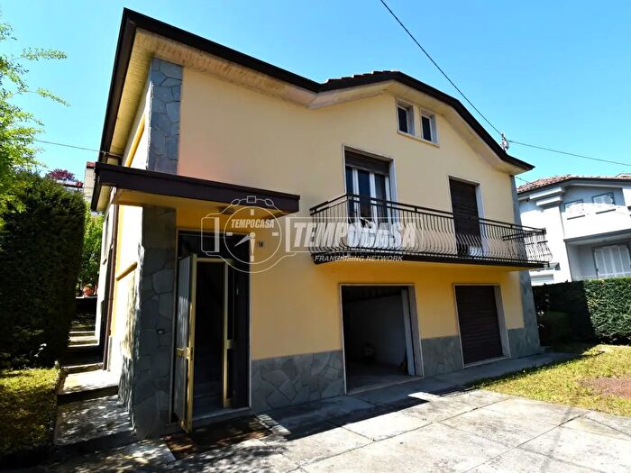Casa con 7 locali in vendita in Strada Croci, Alba