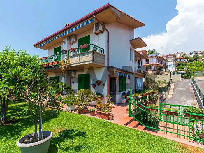 Casa con 6 locali in vendita in Via dei Ciclopi, Aci Catena