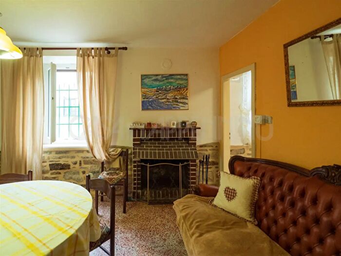 Casa con 7 locali in vendita in Frassinoro