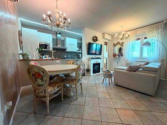 Appartamento con 5 locali in vendita in Via Alessandro Volta, Loro Ciuffenna