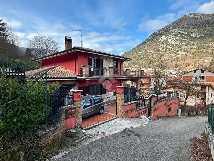 Casa con 5 locali in vendita in Via Cava Bonanni, Capistrello