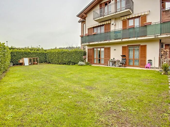 Appartamento con 7 locali in vendita in Via Lugano, Cantello