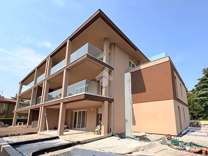 Appartamento trilocale in vendita in Via F Petrarca, Brescia