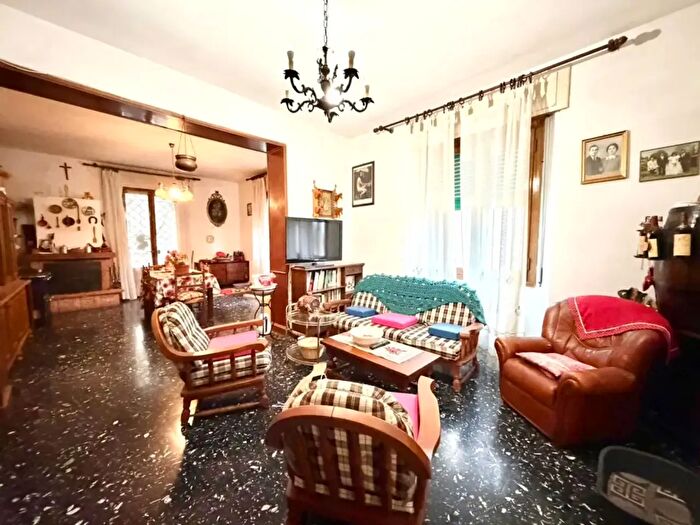 Appartamento con 6 locali in vendita in Via Egisto Niccoli, Prato