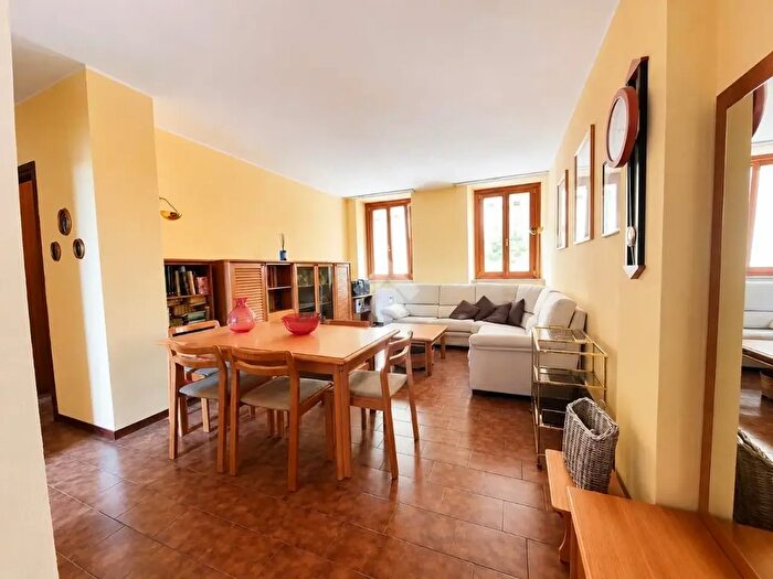 Appartamento trilocale in vendita in Piazza Garibaldi Giuseppe, Albavilla