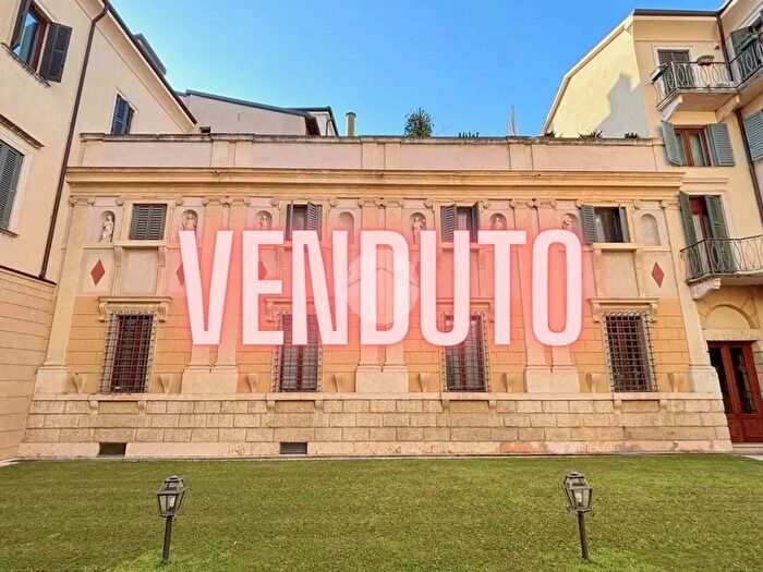 Appartamento con 8 locali in vendita in Via Francesco Emilei, Verona