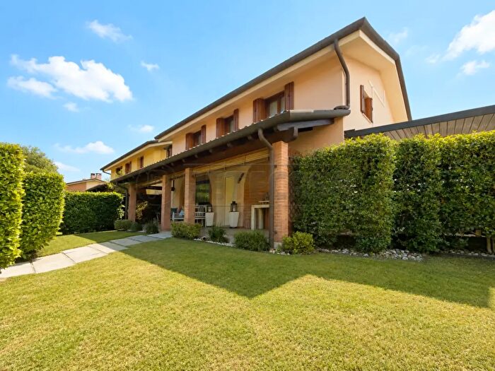 Casa con 6 locali in vendita in Via Vicenza, Costabissara
