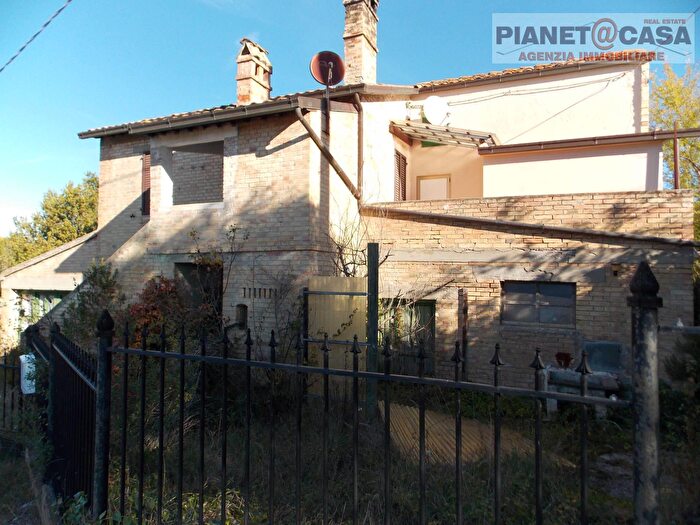 Casa con 11 locali in vendita in Via Vallicella, Colli Del Tronto