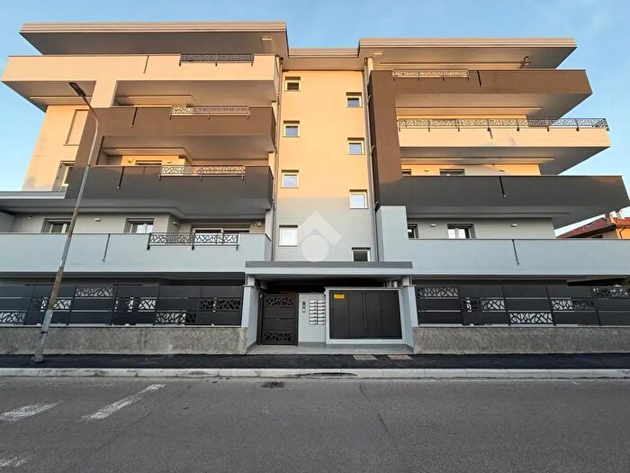 Appartamento trilocale in vendita in Via Andrea Solari, Varedo