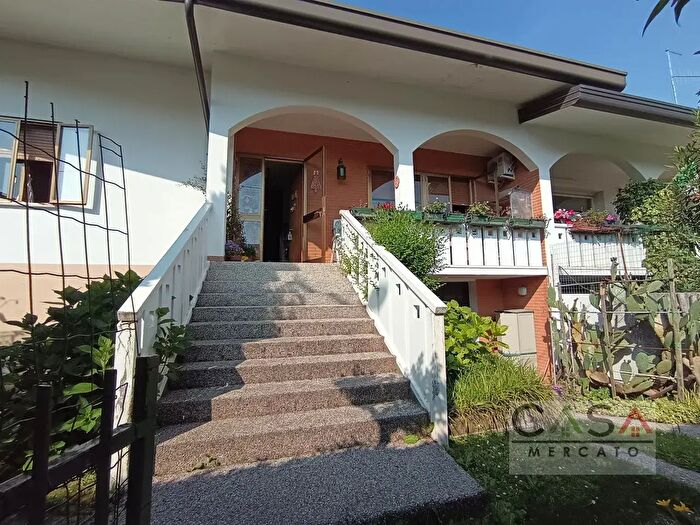 Casa con 8 locali in vendita in Via Terza Armata, Pordenone