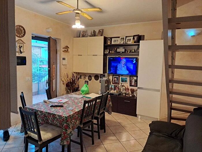 Appartamento quadrilocale in vendita in Via Vittorio Colonna, Lariano