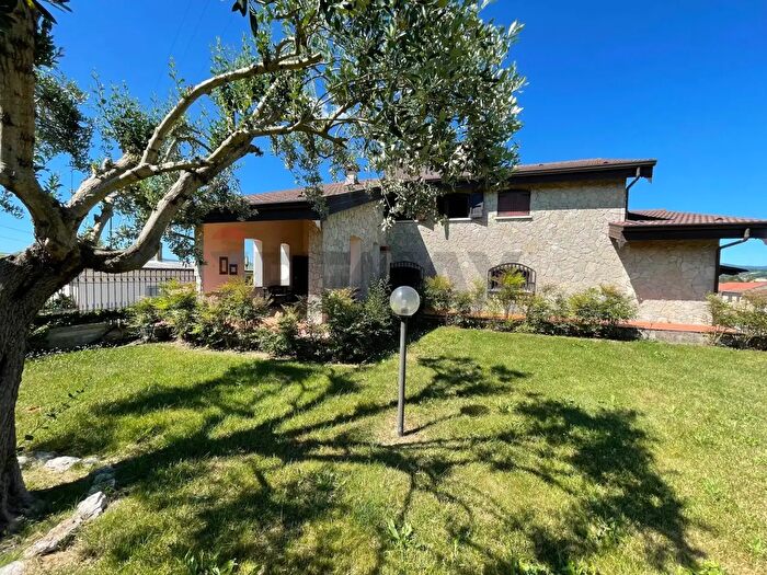 Casa con 9 locali in vendita in Amorosi