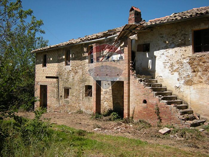 Casa con 15 locali in vendita in Via Colcimino, Bevagna