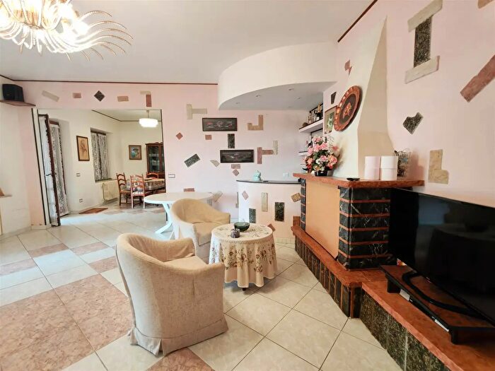 Casa quadrilocale in vendita in Via Lungo Lago Alicata, Magione
