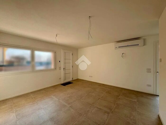 Casa con 6 locali in vendita in Via Capitello, Loria