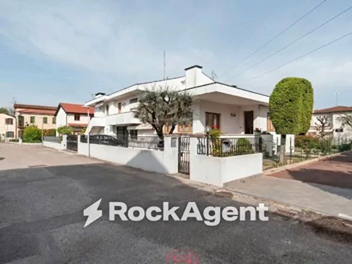 Casa con 6 locali in vendita in Via I Nievo, Ponte San Nicolo'