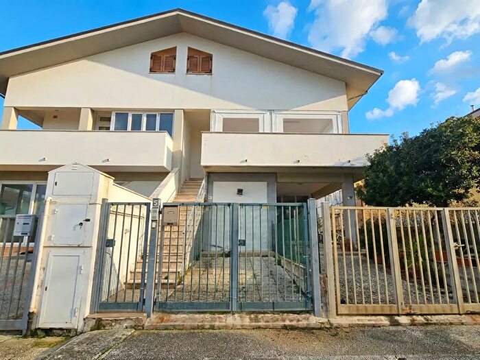 Appartamento trilocale in vendita in Via Aliseo, Falconara Marittima