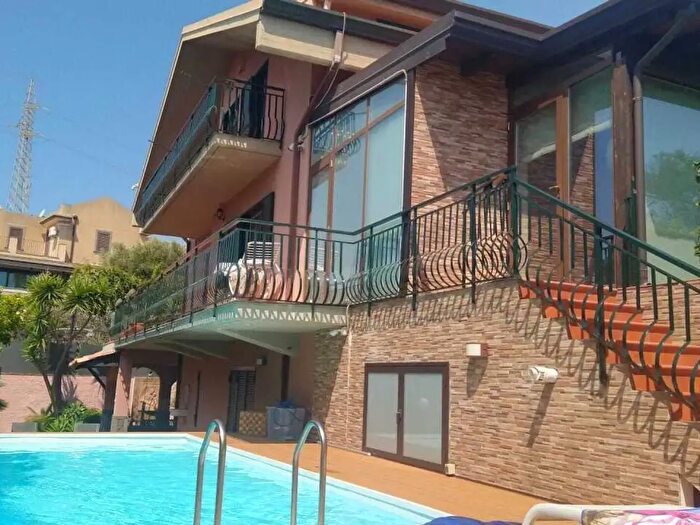 Casa con 7 locali in vendita in Sant'Agata Li Battiati