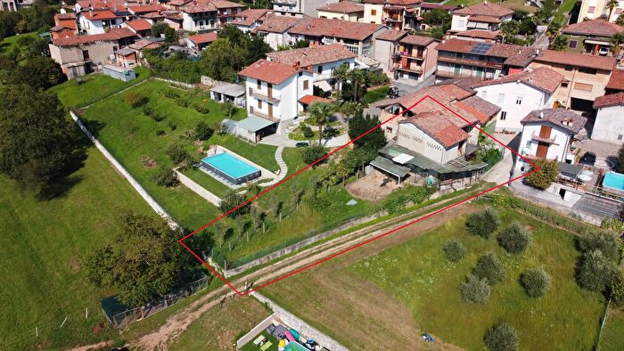 Casa in vendita in Via Riva Viadanica Bg Italia, Viadanica