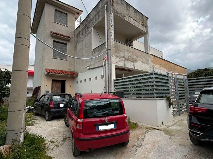 Casa trilocale in vendita in Via Provinciale, Carini