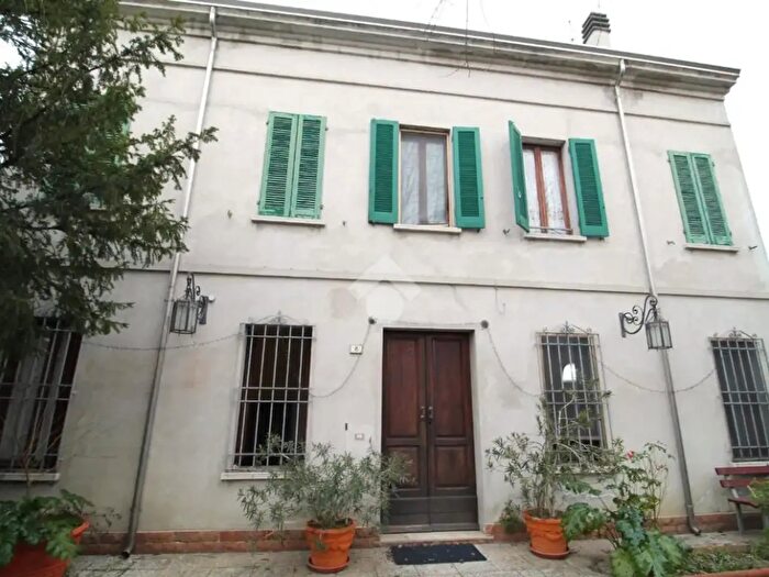 Casa con 5 locali in vendita in Str Perticate, Suzzara