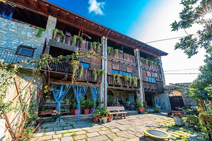 Casa con 10 locali in vendita in Via Castello, Ponteranica