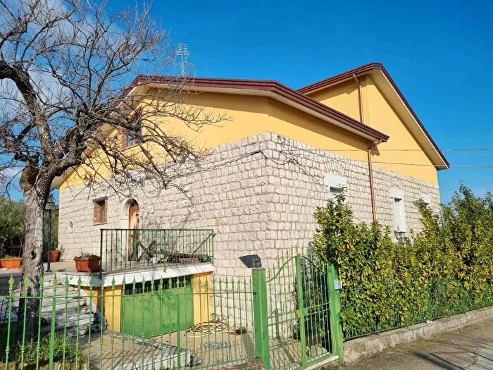 Casa con 6 locali in vendita in Via Caponi, Montemiletto