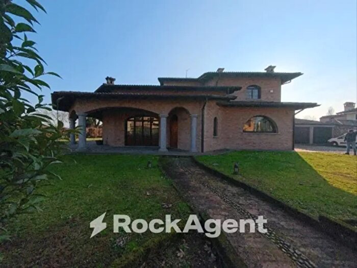 Casa con 6 locali in vendita in Via I Rabin, Casalpusterlengo