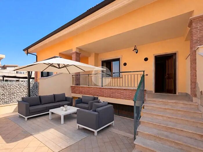 Casa con 5 locali in vendita in Via Rosolini, Roma