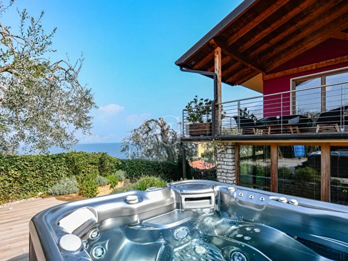 Casa quadrilocale in vendita in Loc Croce, Brenzone
