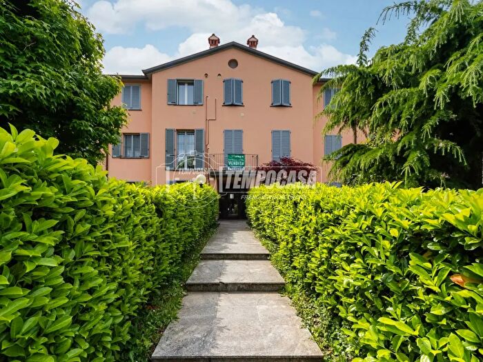 Appartamento trilocale in vendita in Via Guglielmo Marconi, Cassago Brianza