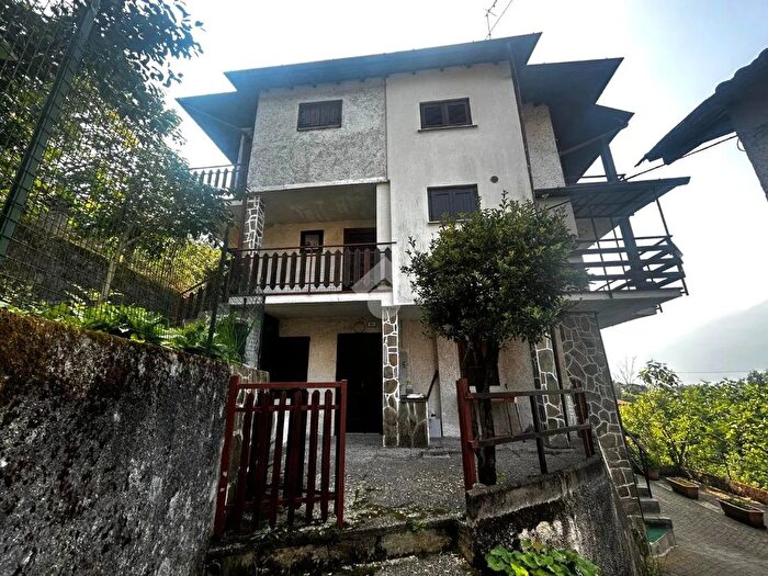 Casa trilocale in vendita in Via Cà di Rocc, Piantedo