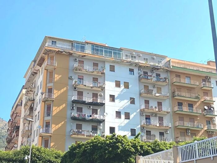 Appartamento quadrilocale in vendita in Via Ammiraglio Rizzo, Palermo