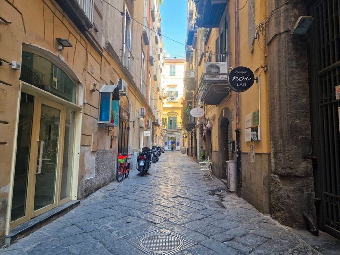 Appartamento bilocale in affitto in Vicoletto Belledonne, Chiaia, Napoli