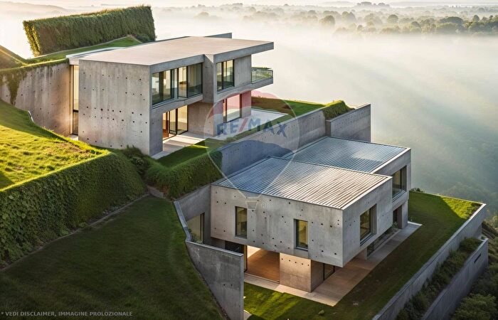 Casa con 9 locali in vendita in Traona