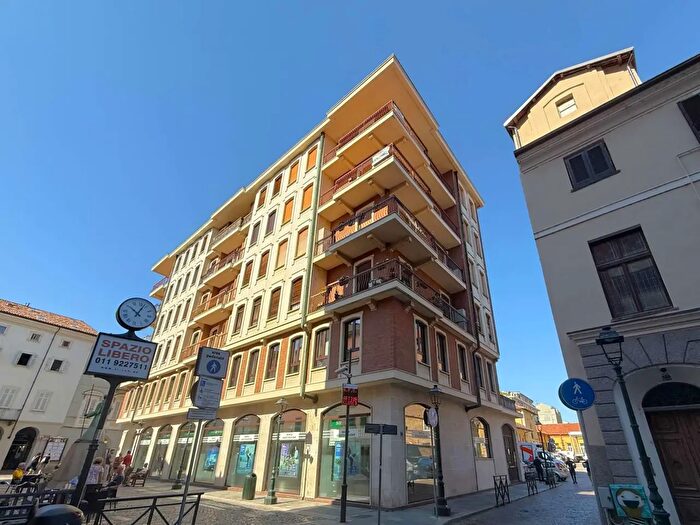 Casa con 10 locali in vendita in Piazza Beato Angelo Carletti, Chivasso