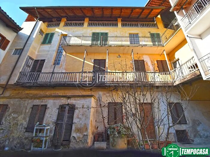 Casa con 8 locali in vendita in Via Console Drovetti, Barbania
