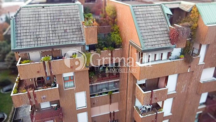 Appartamento con 6 locali in vendita in Via Sciesa, Seregno