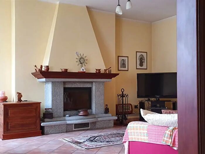 Casa con 8 locali in vendita in Frazione Valenzani Quarto, Asti