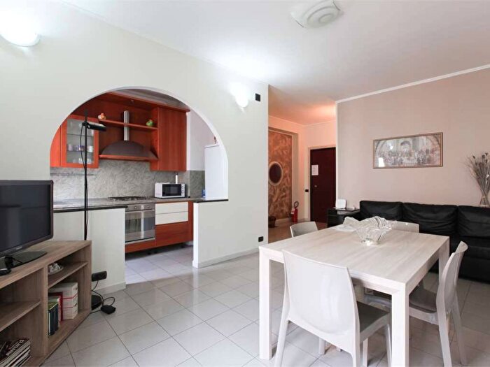 Appartamento trilocale in affitto in via perugino, Cadore, Milano