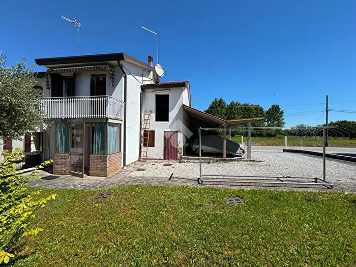 Casa quadrilocale in vendita in Via Ventiquattro Maggio, Curtarolo