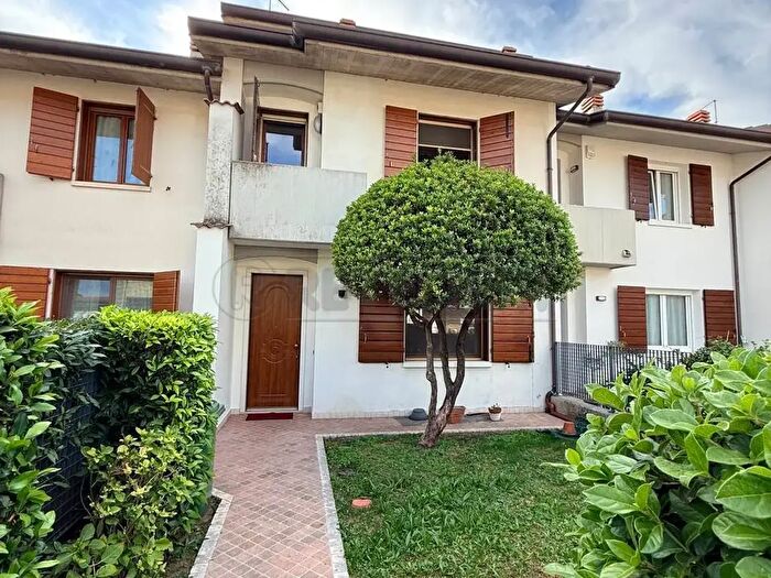 Casa con 7 locali in vendita in Via Giovanni Giolitti, Montecchio Maggiore