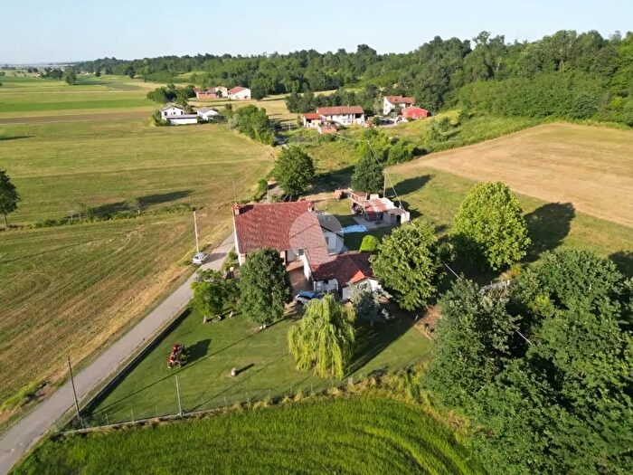 Casa con 9 locali in vendita in Frazione San Giovanni Perucca, Trinita