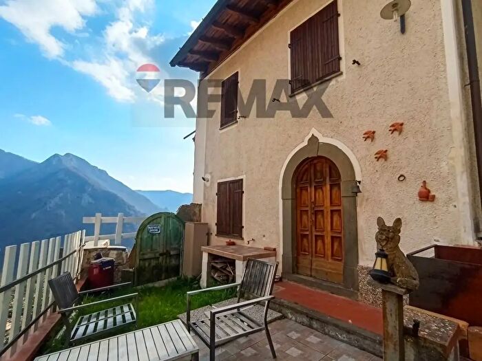 Casa quadrilocale in vendita in Bagni Di Lucca