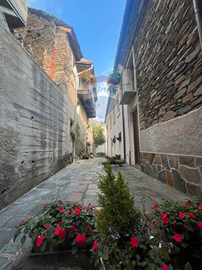 Appartamento con 10 locali in vendita in Via Madonna della Guardia, Maccagno con Pino e Veddasca