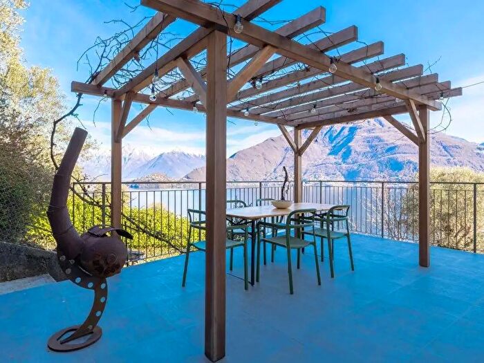 Casa con 19 locali in vendita in Pianello Del Lario