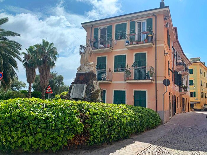 Appartamento trilocale in affitto in Via Rati, Centro, Cogoleto